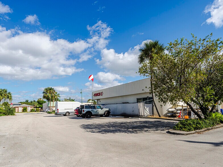 More Photos Of 155 E Blue Heron Blvd, Riviera Beach Office For Sale