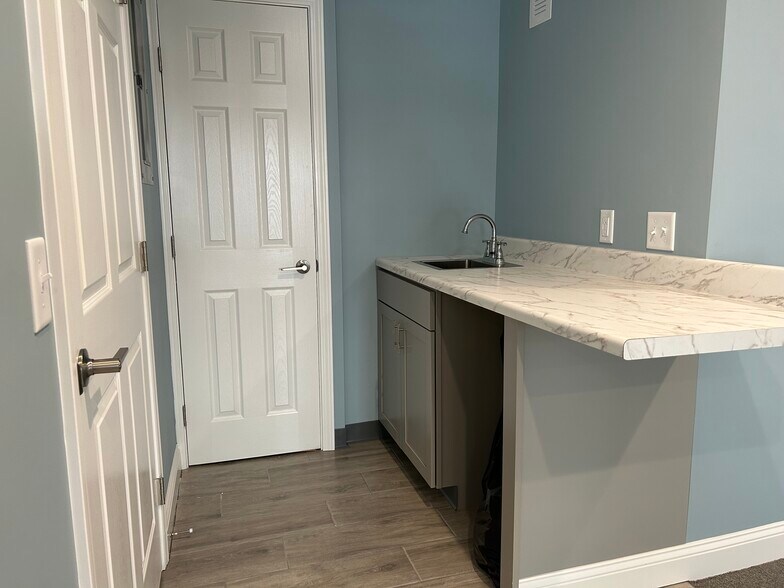 More Photos Of 1 Bethany Rd, Hazlet Office For Lease
