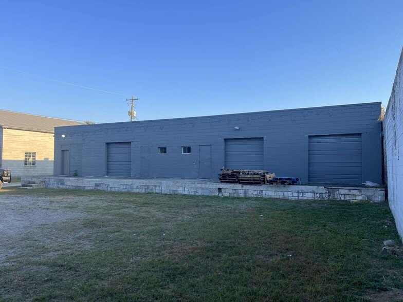 Primary Photo Of 913-915 Poplar St, Cayce Warehouse For Lease