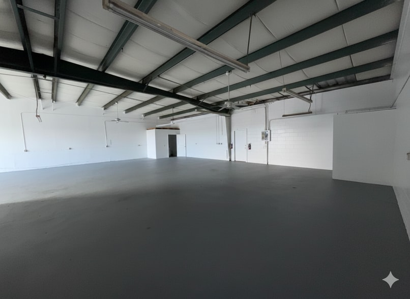 More Photos Of 4437-4451 Old Winter Garden Rd, Orlando Flex For Lease
