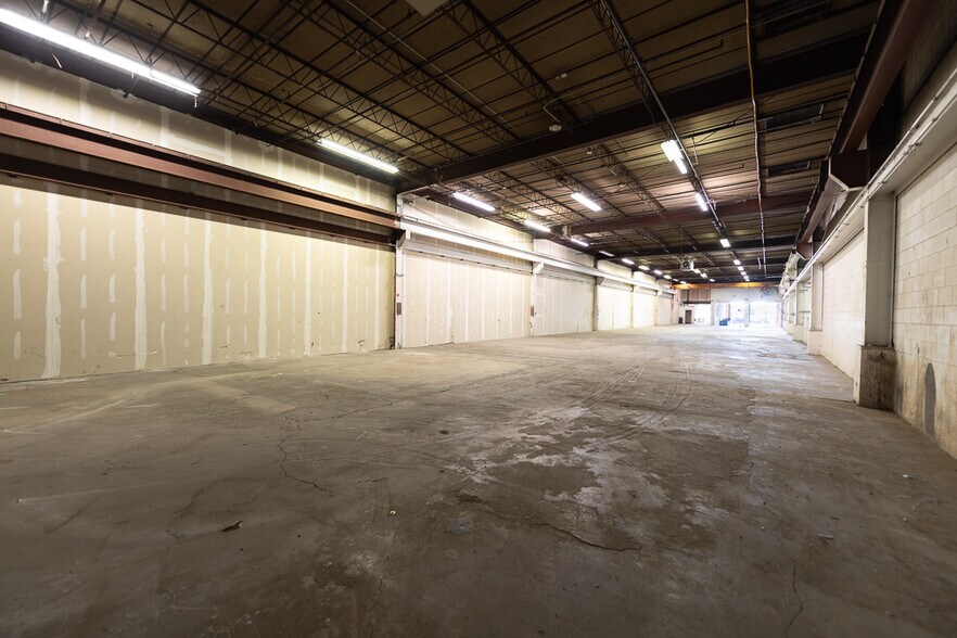 More Photos Of 2650 W Fulton St, Chicago Light Distribution For Lease