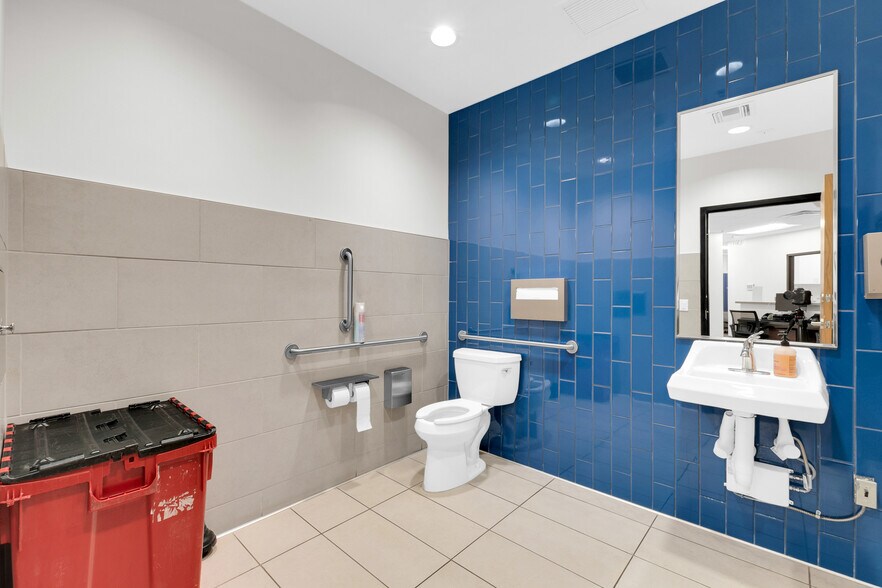 More Photos Of 2222 E Highland Ave, Phoenix Medical For Lease