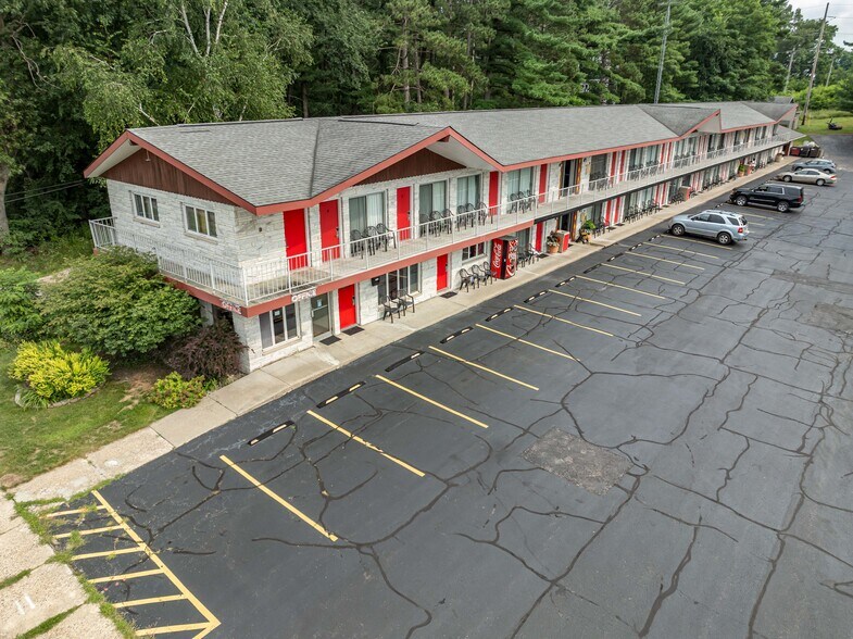More Photos Of 1116 Broadway, Wisconsin Dells Hotel For Sale