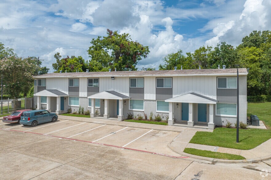 More Photos Of 2020 Cottonwood St, Beaumont Apartments For Sale