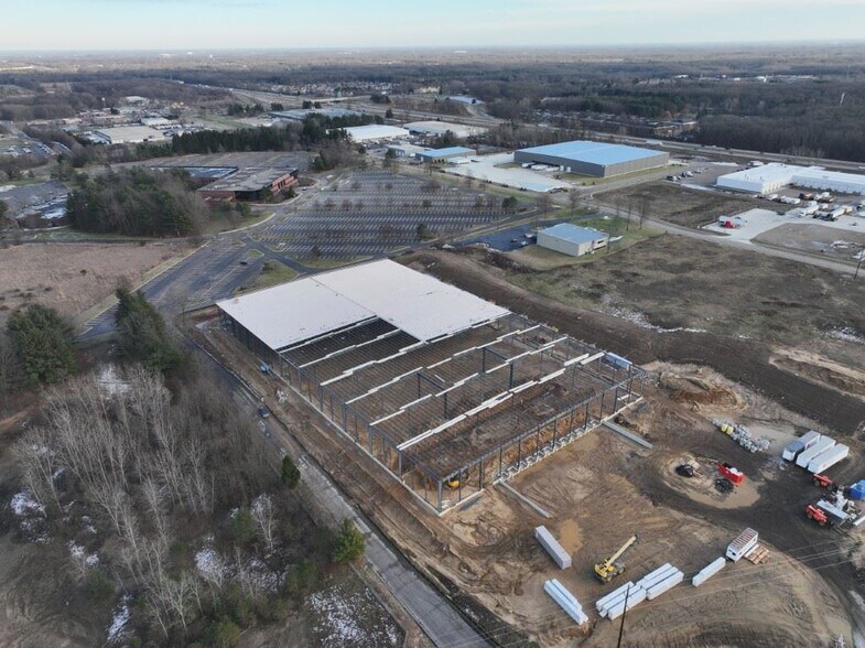 More Photos Of 5177 Corporate Woods Dr, Kalamazoo Distribution For Lease