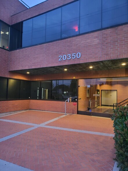 More Photos Of 20350 Ventura Blvd, Woodland Hills Office For Lease