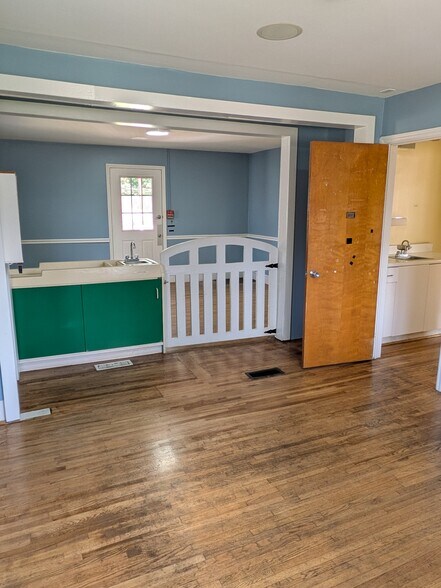 More Photos Of 3230 Campbell Dr, Charlotte Specialty For Lease