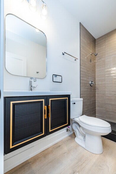 More Photos Of 6050 Eberhart ave, Chicago Apartments For Sale