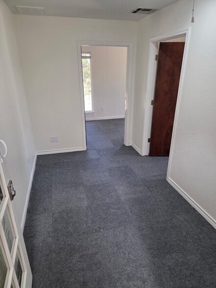 More Photos Of 1011 Meredith Dr, Austin Unknown For Lease