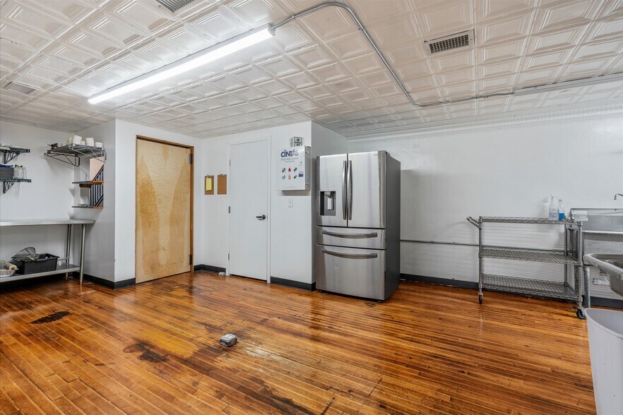 More Photos Of 415 S Thompson Ave, Excelsior Springs Bar For Sale