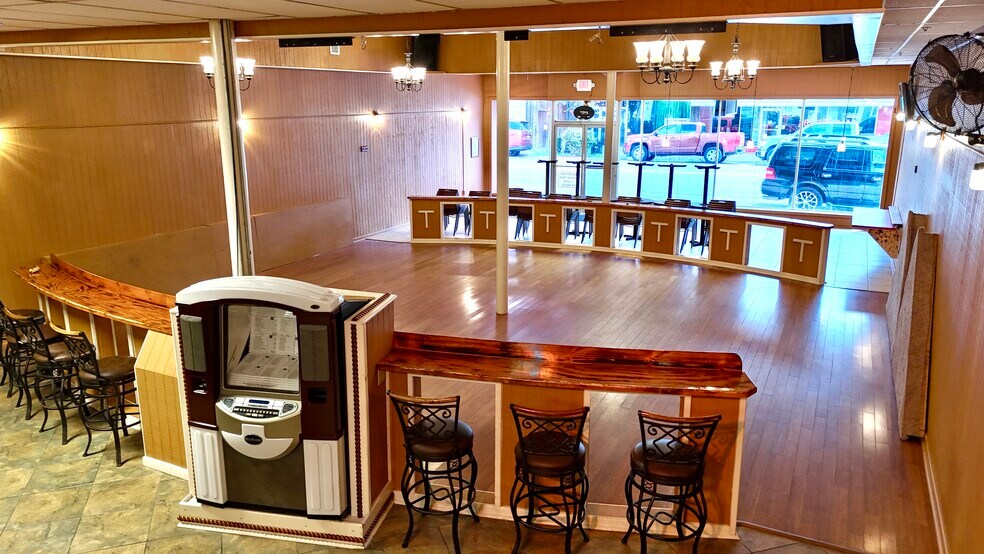 More Photos Of 209 N Washington St, Beeville Bar For Sale