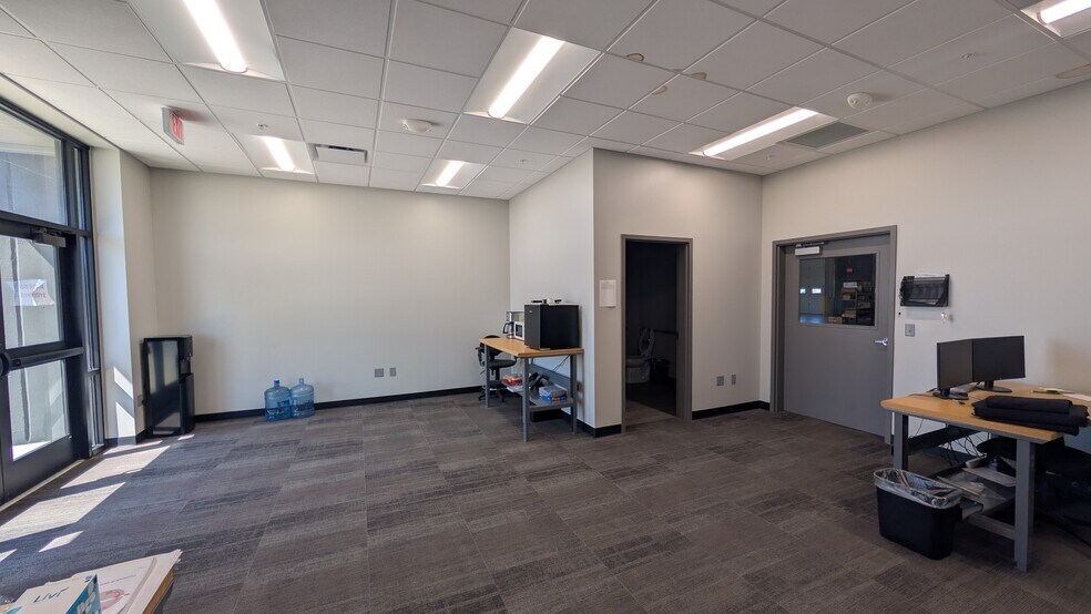 More Photos Of 5220 N Webb Rd, Bel Aire Industrial For Lease