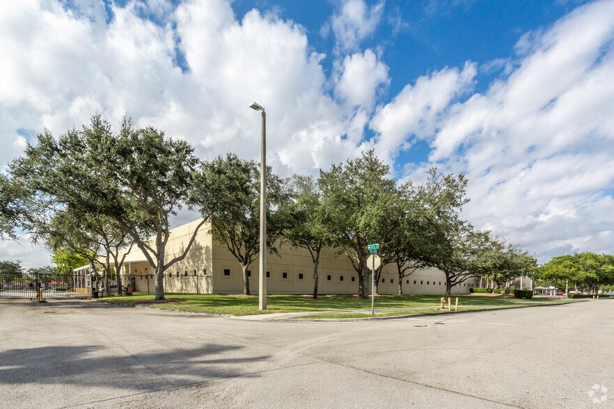 More Photos Of 17100 NW 59th Ave, Hialeah Office For Lease