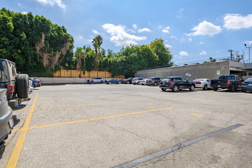 More Photos Of 16250 Ventura Blvd, Encino Office For Lease