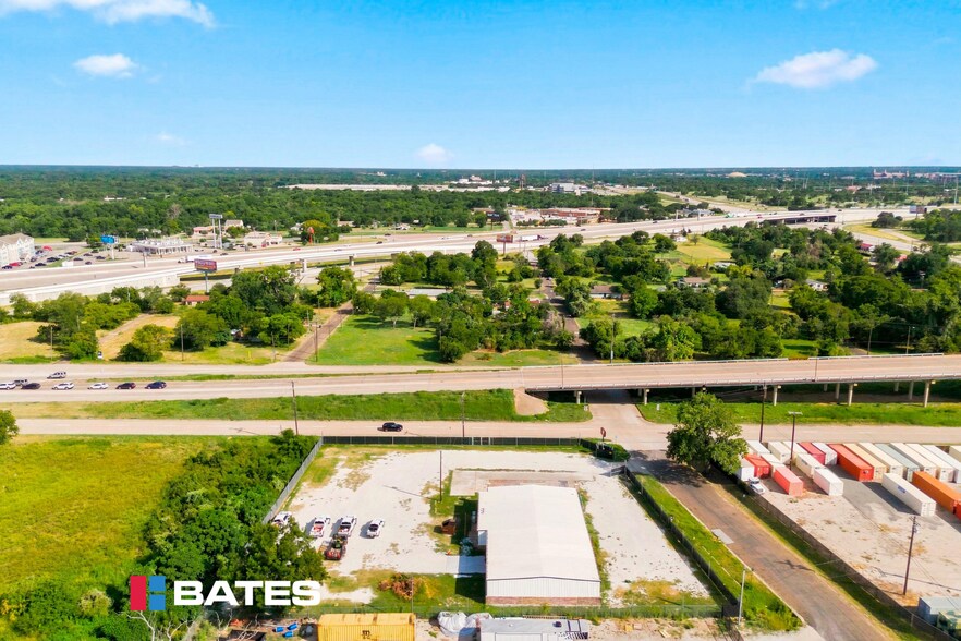 More Photos Of 901 E Johnson St, Waco Service For Sale