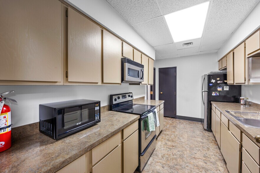 More Photos Of 8001 E R L Thornton Fwy, Dallas Office For Sale