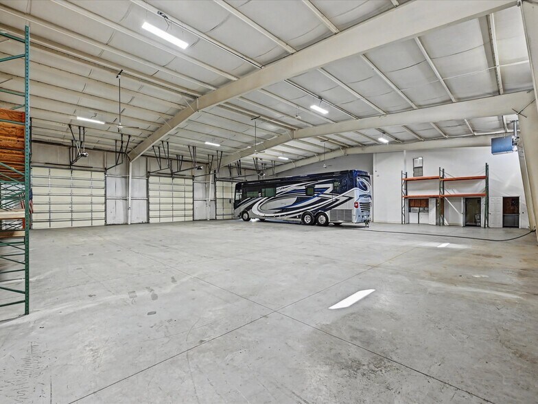 More Photos Of 3517 Denver Dr, Denver Warehouse For Lease