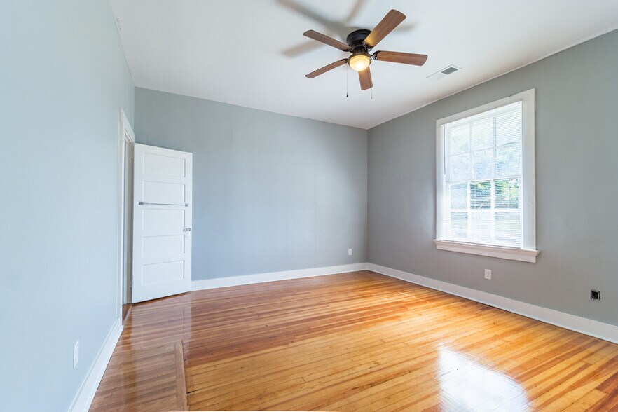 More Photos Of 302 Picadilly St, Columbia Specialty For Sale