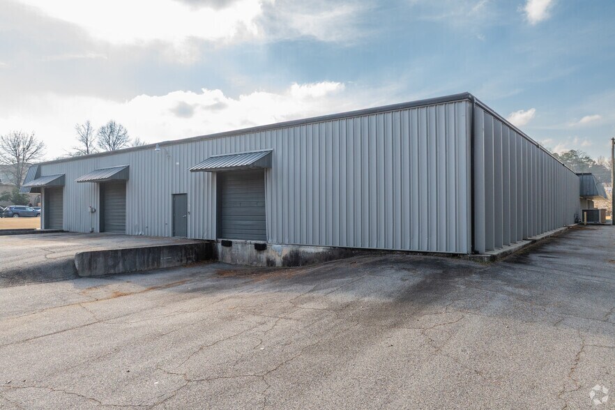 More Photos Of 8615 Roswell Rd, Atlanta Showroom For Sale