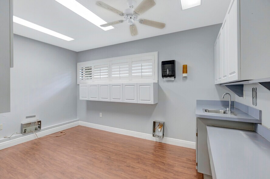 More Photos Of 1511 Indian Rocks Rd S, Largo Medical For Lease