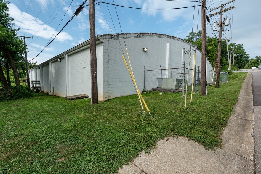 More Photos Of 1430 Willis Dr, Bloomington Warehouse For Sale