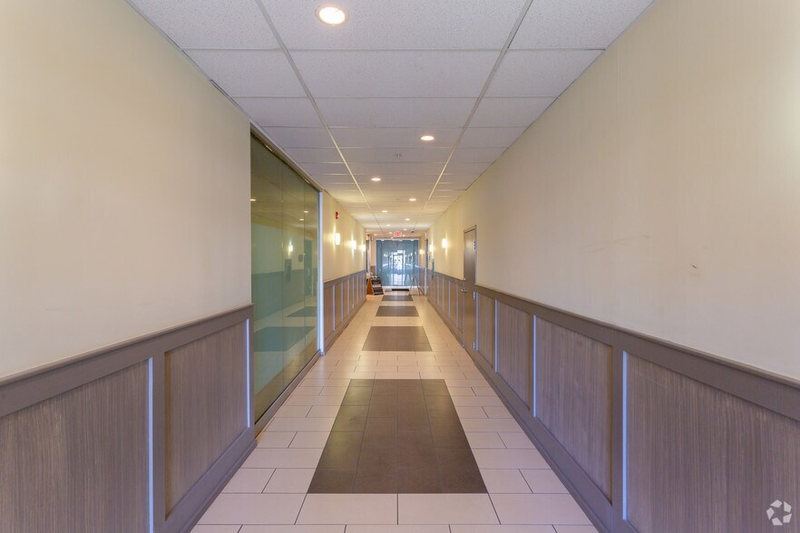 More Photos Of 2500 4th St SW, Calgary Storefront Retail Office For Lease