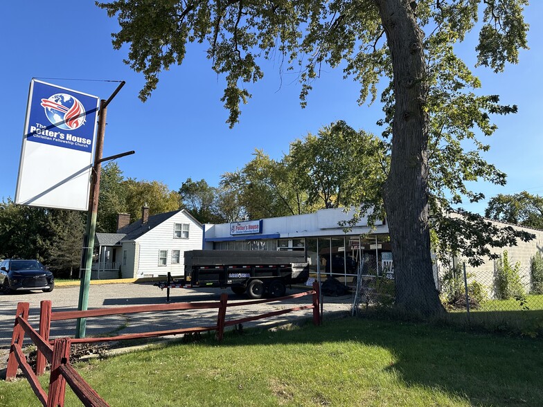 More Photos Of 950-954 Ecorse Rd, Ypsilanti Freestanding For Lease