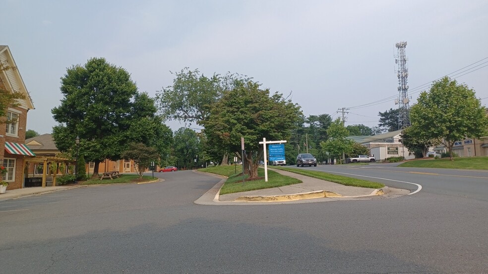 More Photos Of 9911-9913 Georgetown Pike, Great Falls Storefront Retail Office For Lease