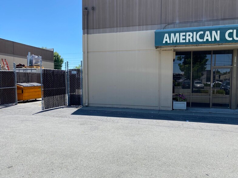 More Photos Of 2395 Monument Blvd, Concord Showroom For Sale