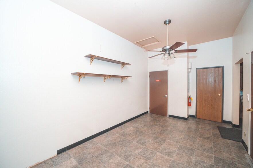 More Photos Of 20942-20948 Bloomfield Ave, Lakewood Unknown For Lease