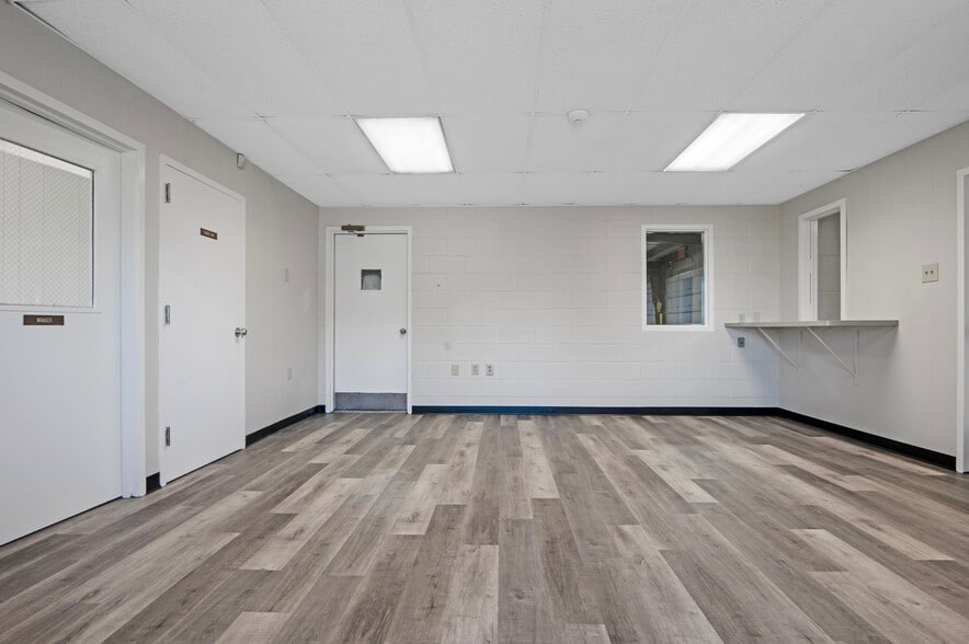 More Photos Of 161 Center St, Jacksonville Truck Terminal For Lease