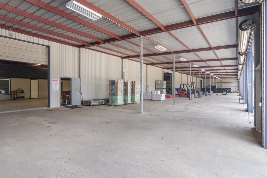 More Photos Of 12543 Perry Rd, Houston Warehouse For Sale