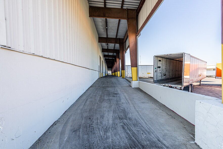 More Photos Of 13806 N Unitec Dr, Laredo Warehouse For Lease