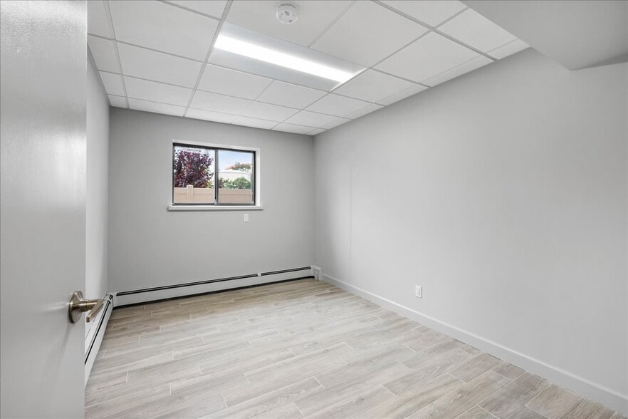 More Photos Of 2039 Palmer Ave, Larchmont Medical For Lease