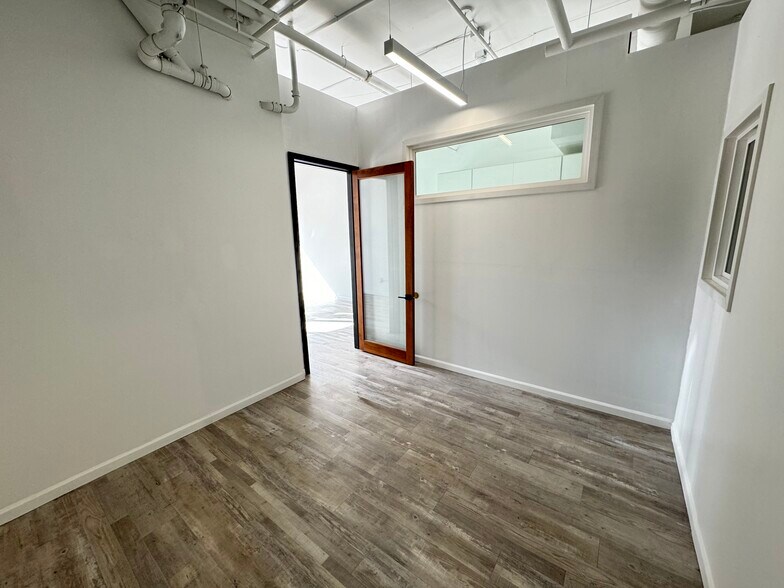 More Photos Of 909 Prospect St, La Jolla General Retail For Lease