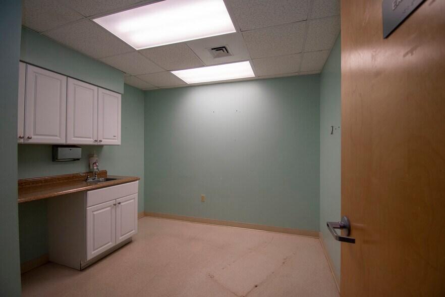 More Photos Of 2525 Harbor Blvd, Port Charlotte Medical For Lease