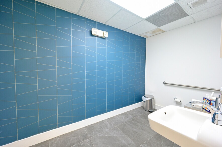 More Photos Of 901 NE 79th St, Miami Office For Lease