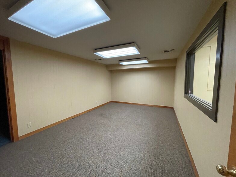 More Photos Of 300 E Main St, Pullman Bank For Sale