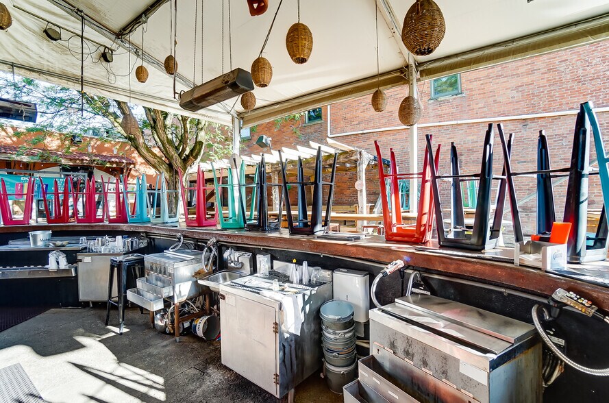 More Photos Of 491 Park St, Columbus Bar For Lease