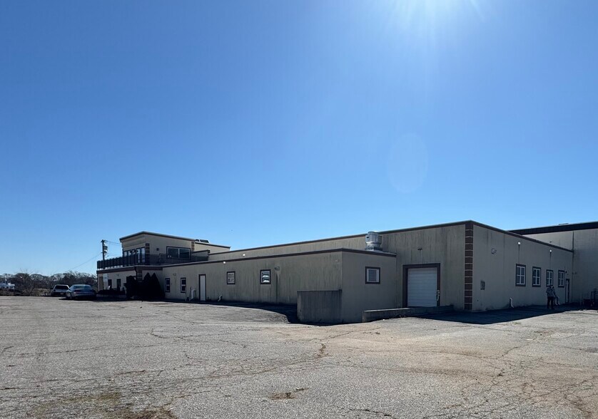 More Photos Of 217 River Ave, Patchogue Warehouse For Lease
