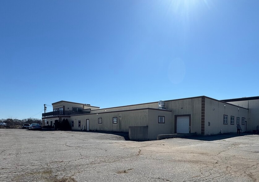 More Photos Of 217 River Ave, Patchogue Warehouse For Lease