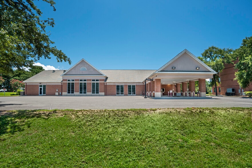 More Photos Of 5061 N 12th Ave, Pensacola Bank For Lease