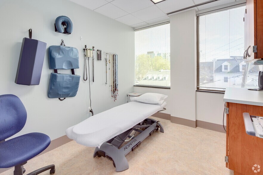 More Photos Of 6829 Elm St, McLean Medical For Lease