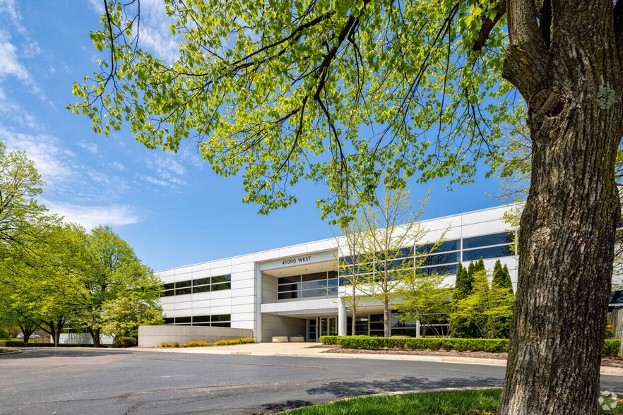 More Photos Of 41000 Woodward Ave, Bloomfield Hills Office For Lease