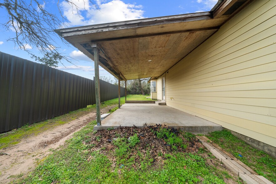 More Photos Of 29519 W Hawthorne Dr, Spring Flex For Sale
