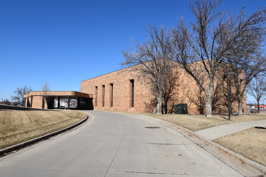 More Photos Of 901 13th Ave E, West Fargo Office For Sale