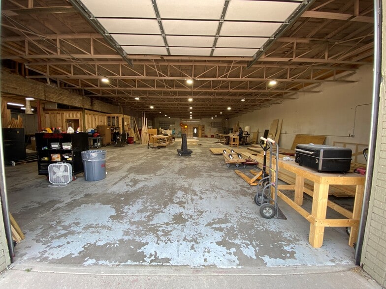 More Photos Of 142 N Evie St, Bartlett Showroom For Lease