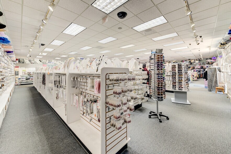 More Photos Of 9345 Olive Blvd, Saint Louis General Retail For Sale