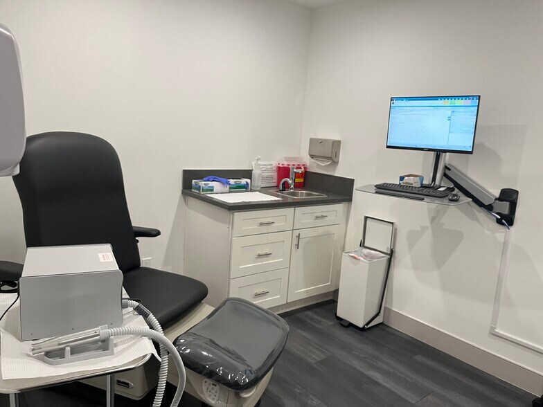 More Photos Of 17970 Sierra Hwy, Canyon Country Medical For Lease