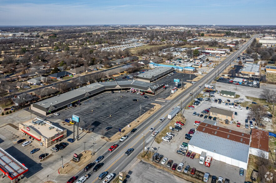 More Photos Of 106 N Bloomington Rd, Lowell Unknown For Lease